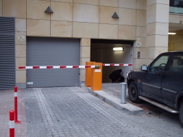  Automatická parkovací závora GPB FC před vjezdem do garáže